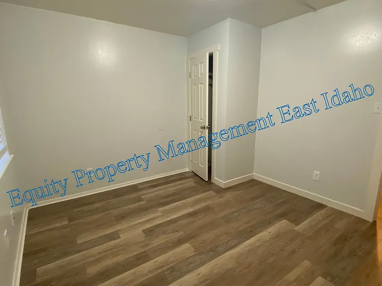 1070 McKinley Ave — Photo 1