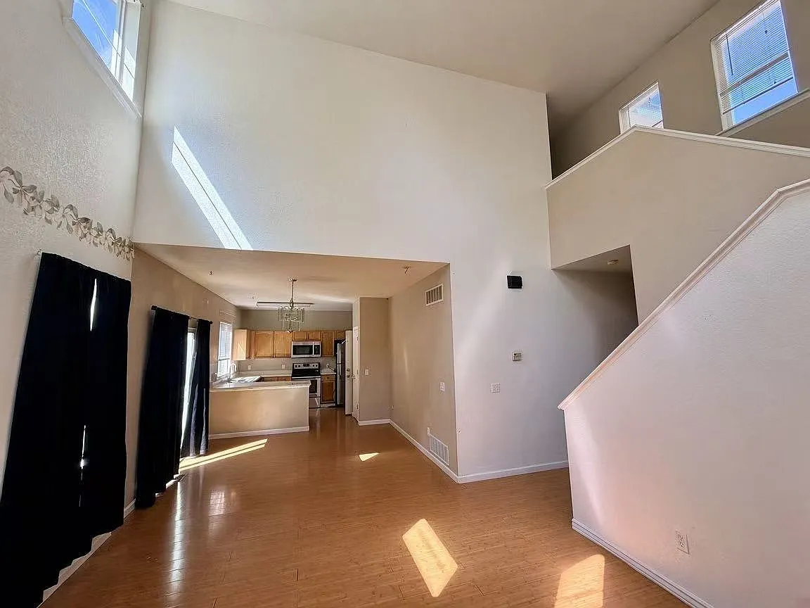 3 bed, 2.5 bath, 2012 sqft, $2,095 — Photo 4