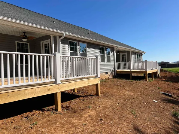 Meriwether Cir, Stuarts Draft, VA 24477