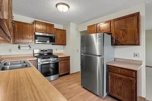 3 bed, 1408 sqft, $2,400 — Photo 2