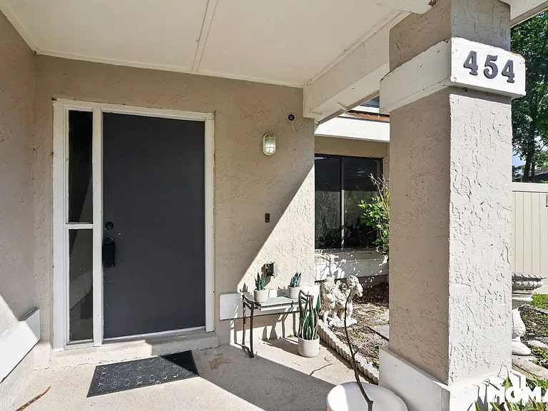 454 Loblolly Ln — Photo 2