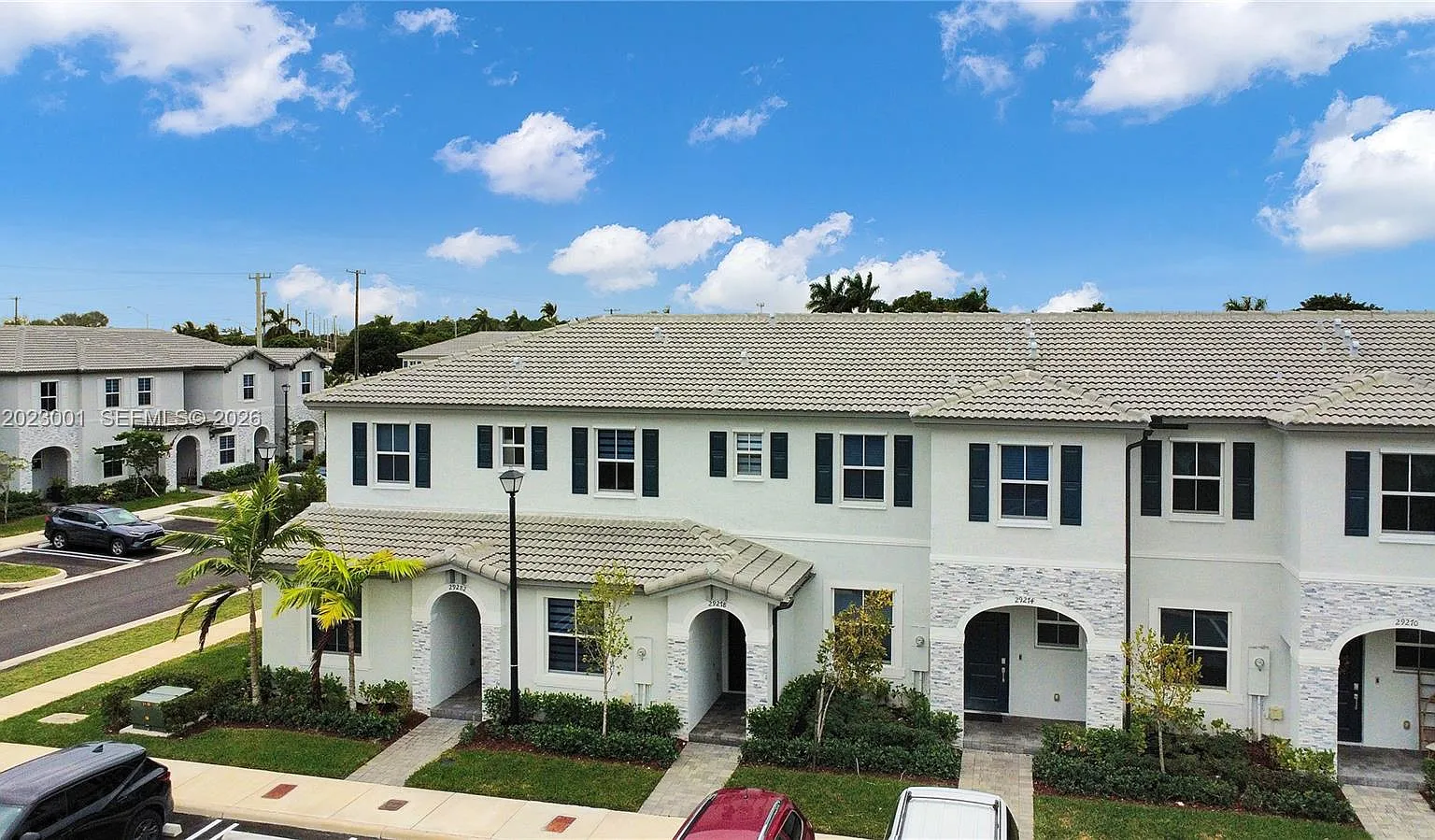 3 bed, 3.0 bath, 1328 sqft, $2,400 — Photo 3