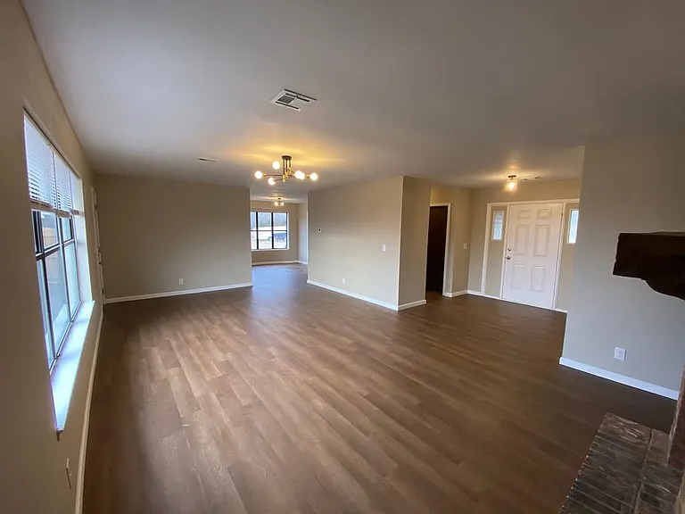 4201 Southport Dr — Photo 3