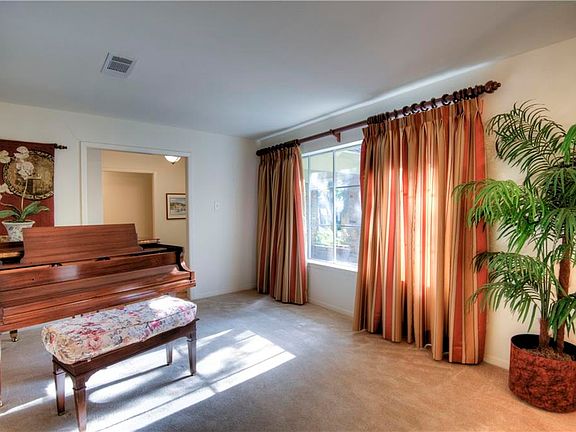 4th image of 3409 Woodford Dr