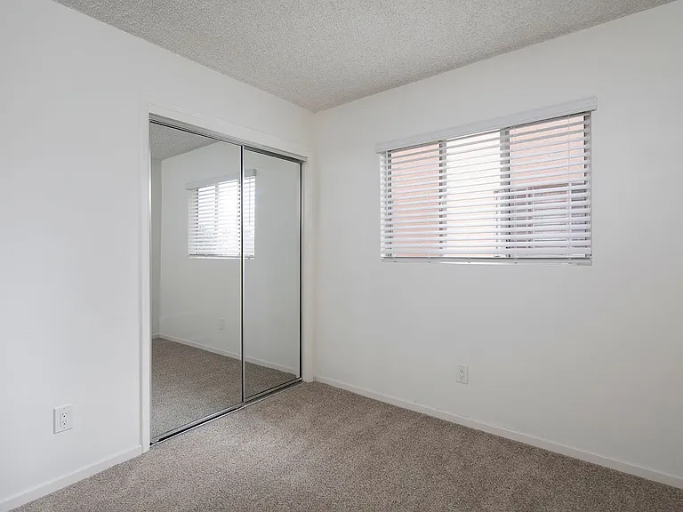 Emerald Manor Apartments — Photo 17
