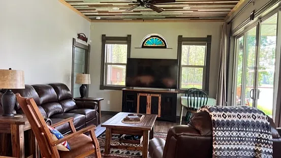 Comfortable living room with big screen LED TV. Beautiful Kootenai River and Cabinet Mountain views.