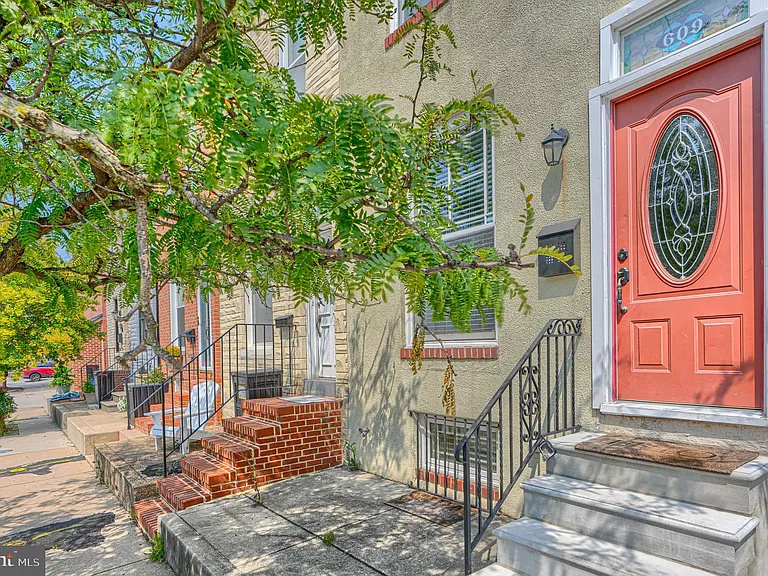 609 S East Ave — Photo 1