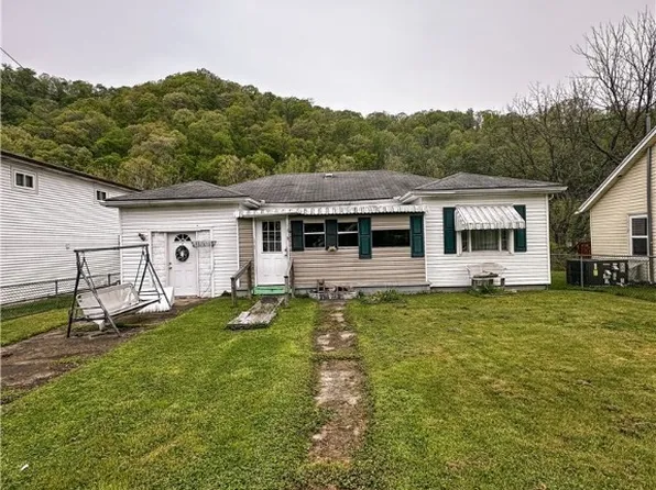 44 Veterans Ave, Henlawson, WV 25624