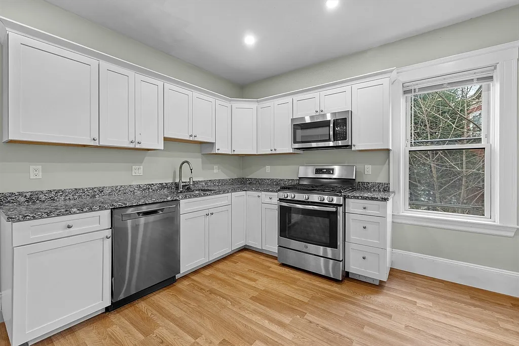 3 bed, 1.0 bath, 1200 sqft, $3,400 — Photo 2