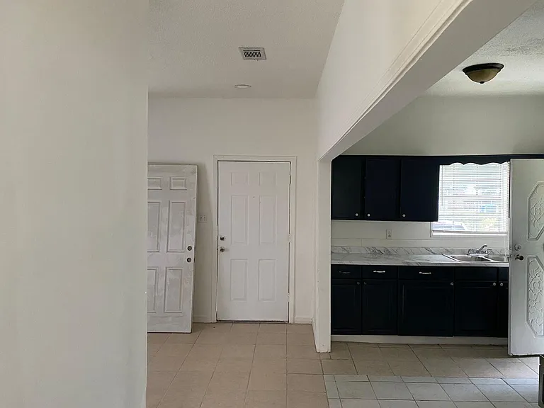 Agnes St — Photo 12