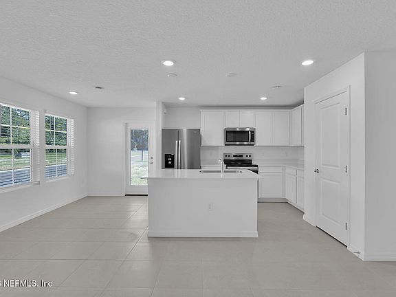 5th image of 10118 WHISTLING PNE Court