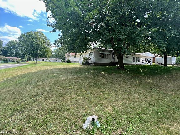 2nd image of 835 Lakeview Dr