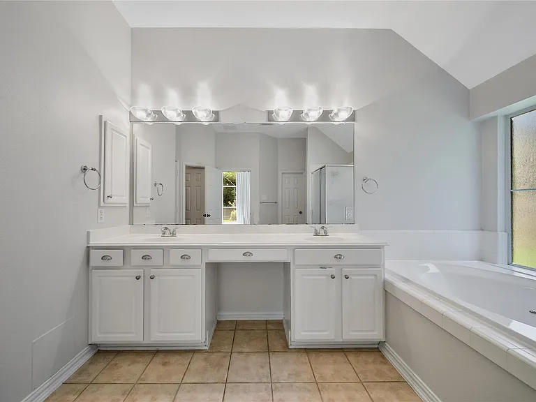 14 Beauty Bower Pl — Photo 23