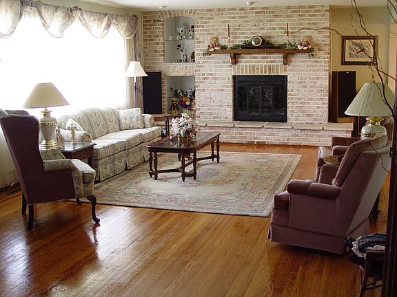 4th image of 255 Regent Dr