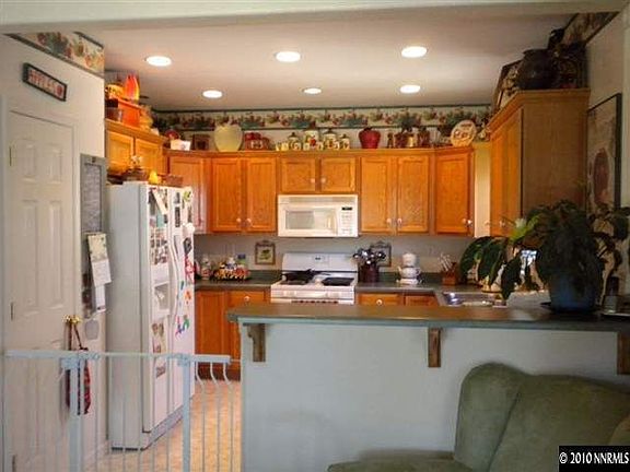 Large Kitchen with breakfast bar
