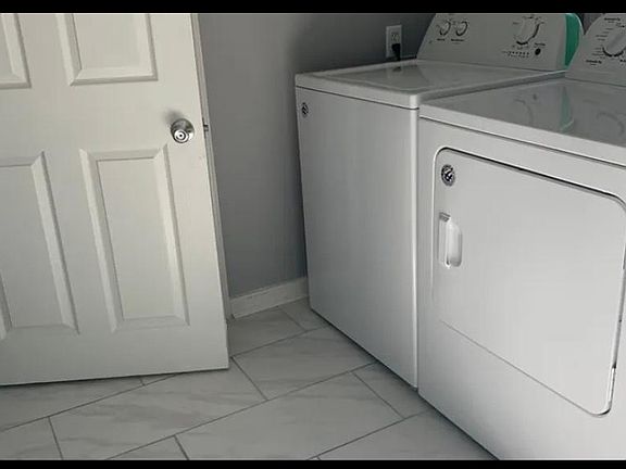 5th image of 2028 S Whitehill Dr