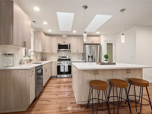 3rd image of 16052 27th Ave NE