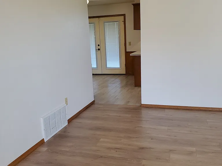 10904 N Lee Ave — Photo 2