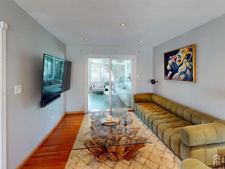 22 Wilson Ave — Photo 5