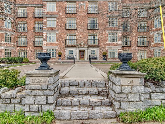 2nd image of 4000 W End Ave APT 105