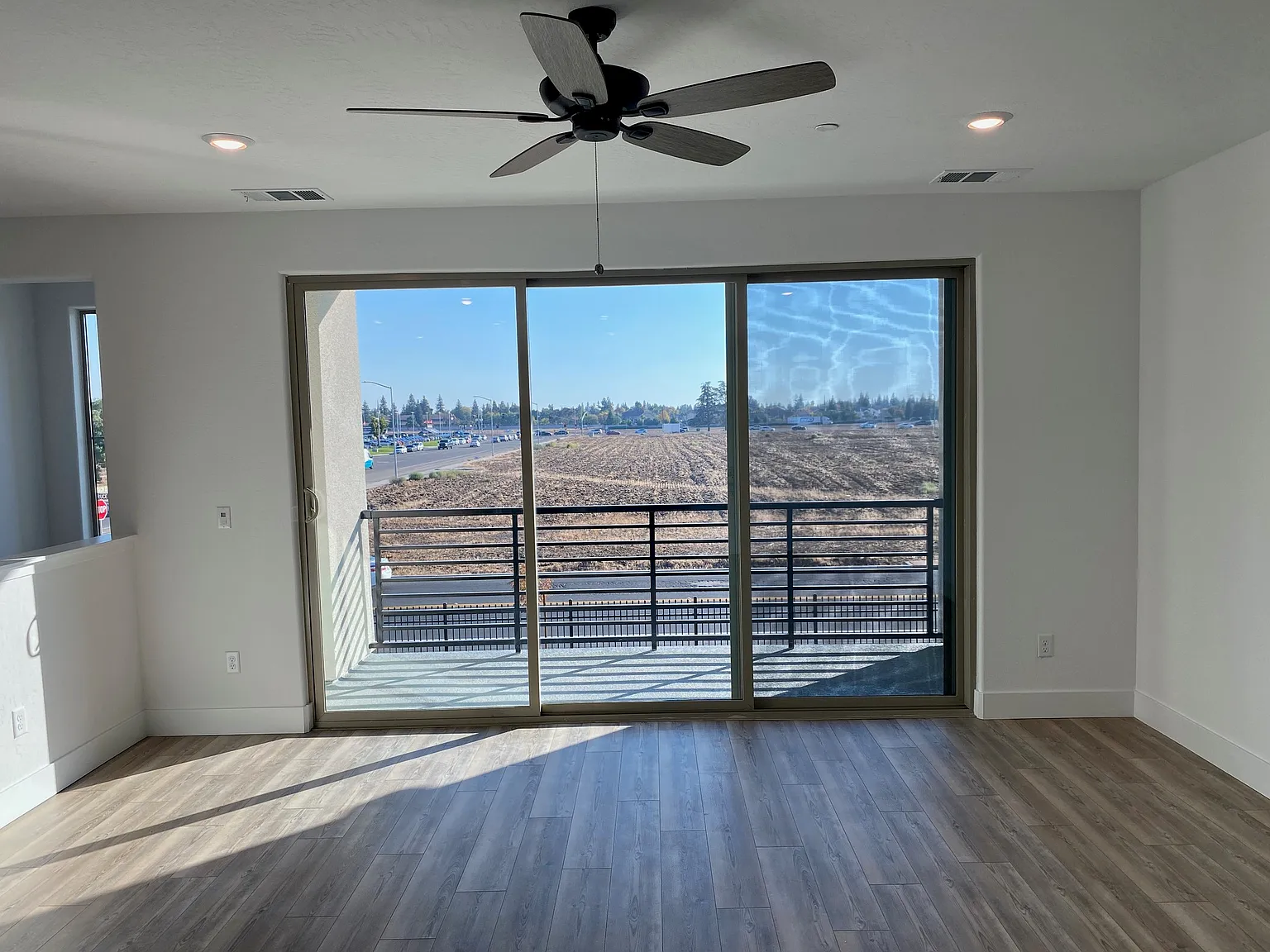 3 bed, 1383 sqft, $2,400 — Photo 4