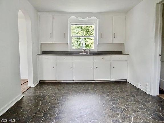 5th image of 711 Rainbow Dr