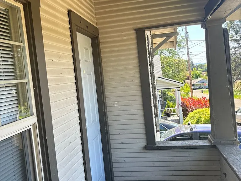 1115 SE Roberts Ave — Photo 5