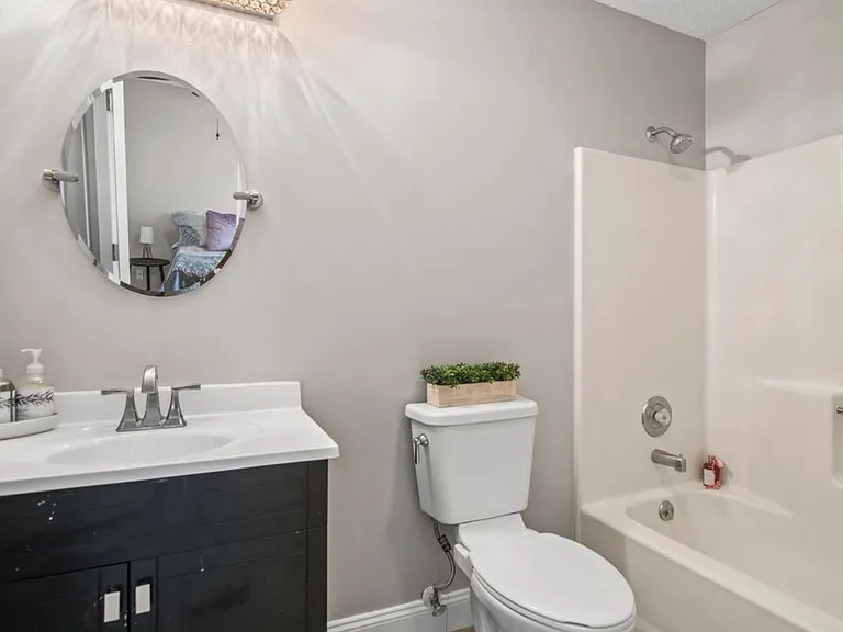 114 E Spruce St — Photo 16