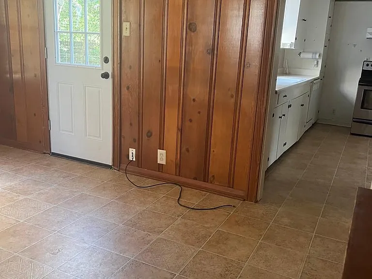 1900 Central Dr — Photo 15