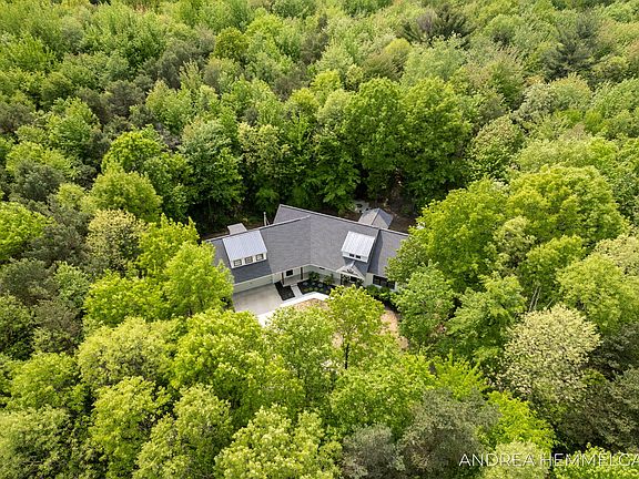 3rd image of 16032 Warren Dr