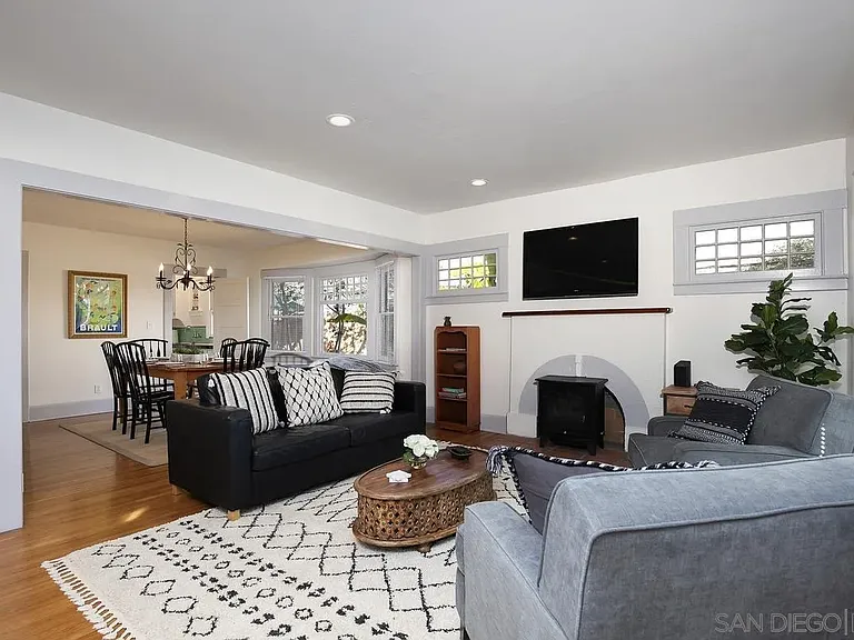 422 W University Pl — Photo 2