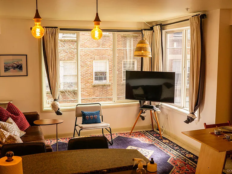Living space w/smart TV