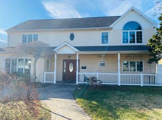 24 Cable Ln, Hicksville, NY 11801