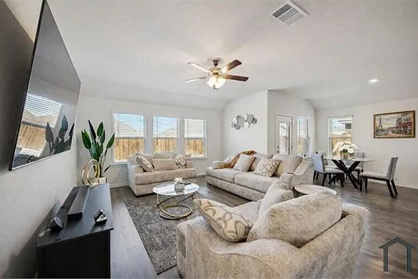4 bed, 2033 sqft, $2,700 — Photo 3