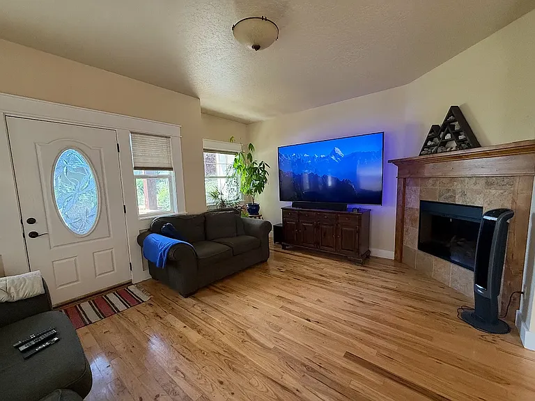 1398 S Division Ave — Photo 9