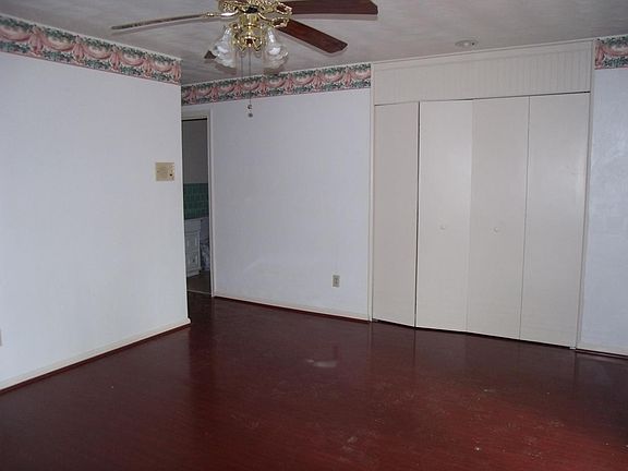 5th image of 749 Chatsworth Dr