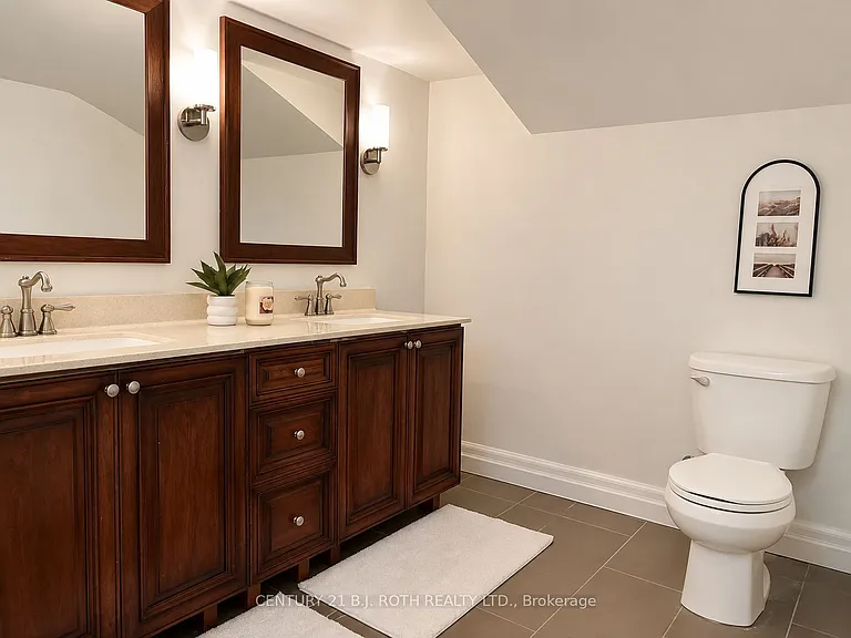 Succession Cres — Photo 20