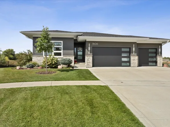 7606 NW 95th Ct, Johnston, IA 50131