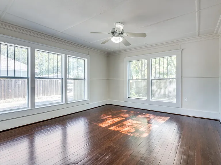210 E Standifer St — Photo 4