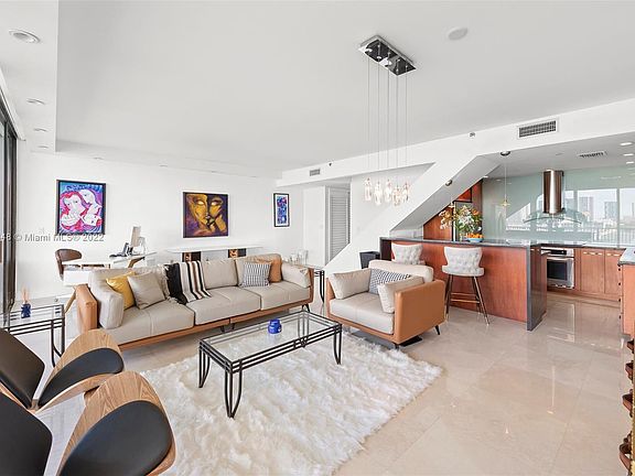 3rd image of 1000 Venetian Way #1108R