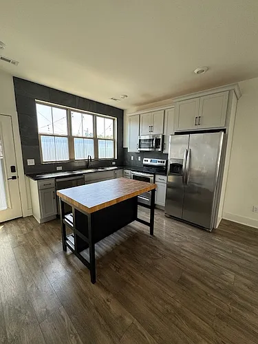 100 Thompson Ln Photo 1