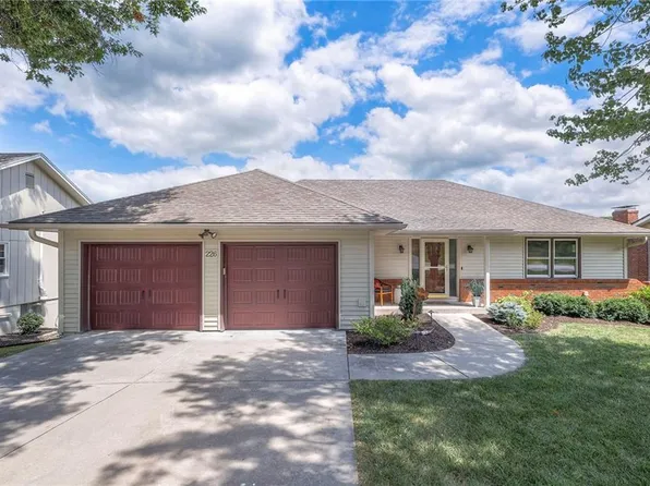 226 N Winnebago Dr, Lake Winnebago, MO 64034