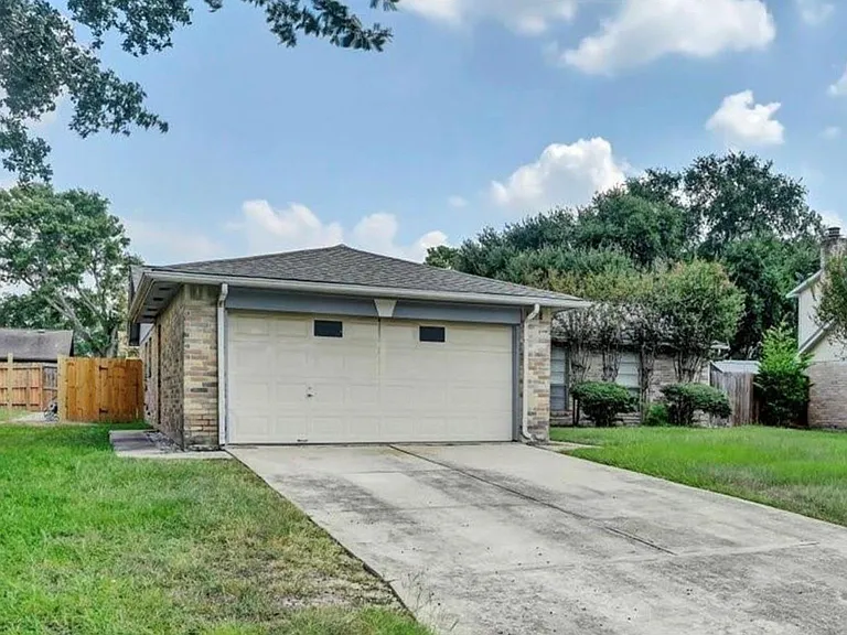 8406 Daycoach Ln — Photo 2