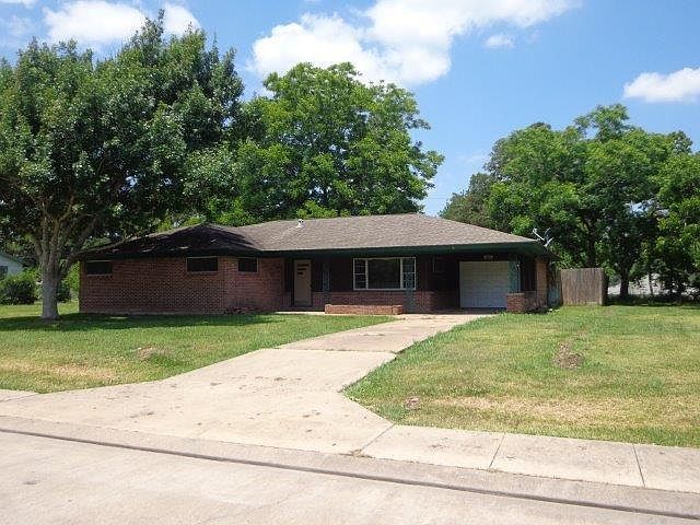1st image of 137 Oak Dr
