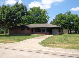 137 Oak Dr, Lake Jackson, TX 77566