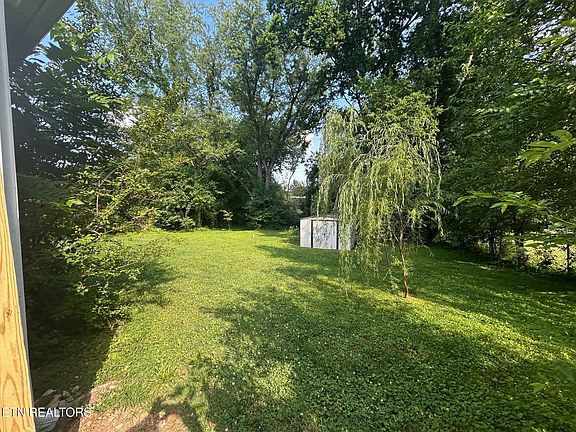 3rd image of 900 Henrietta Dr