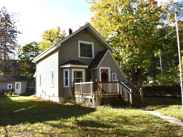 135 Park Ave, Holly, MI 48442