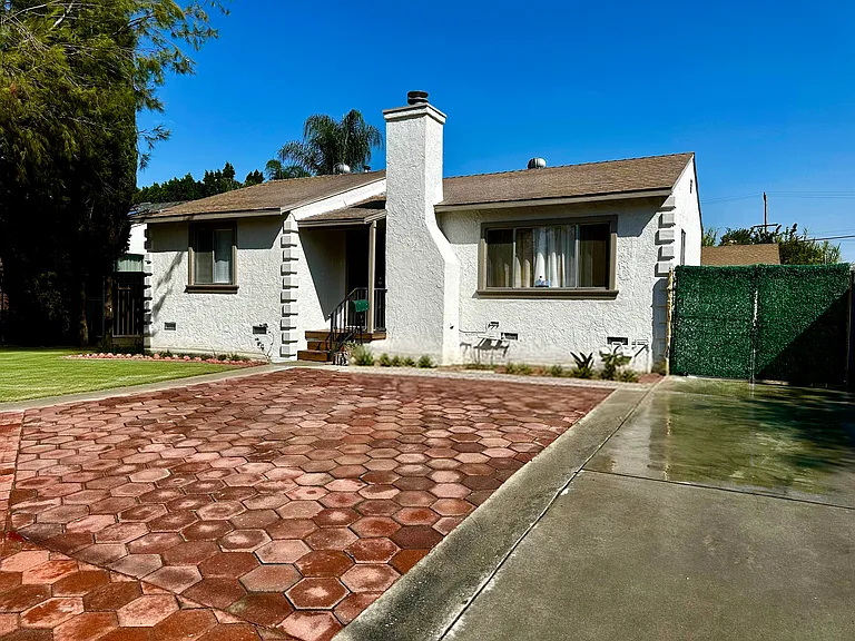 Tiara St — Photo 1