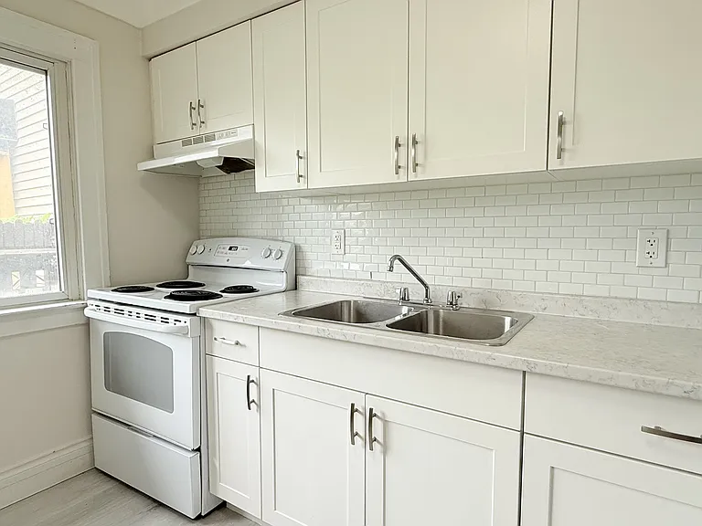 1073 Albert Rd #MAIN — Photo 2