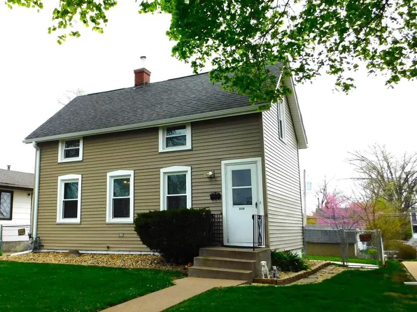 2370 33rd St, Moline, IL 61265